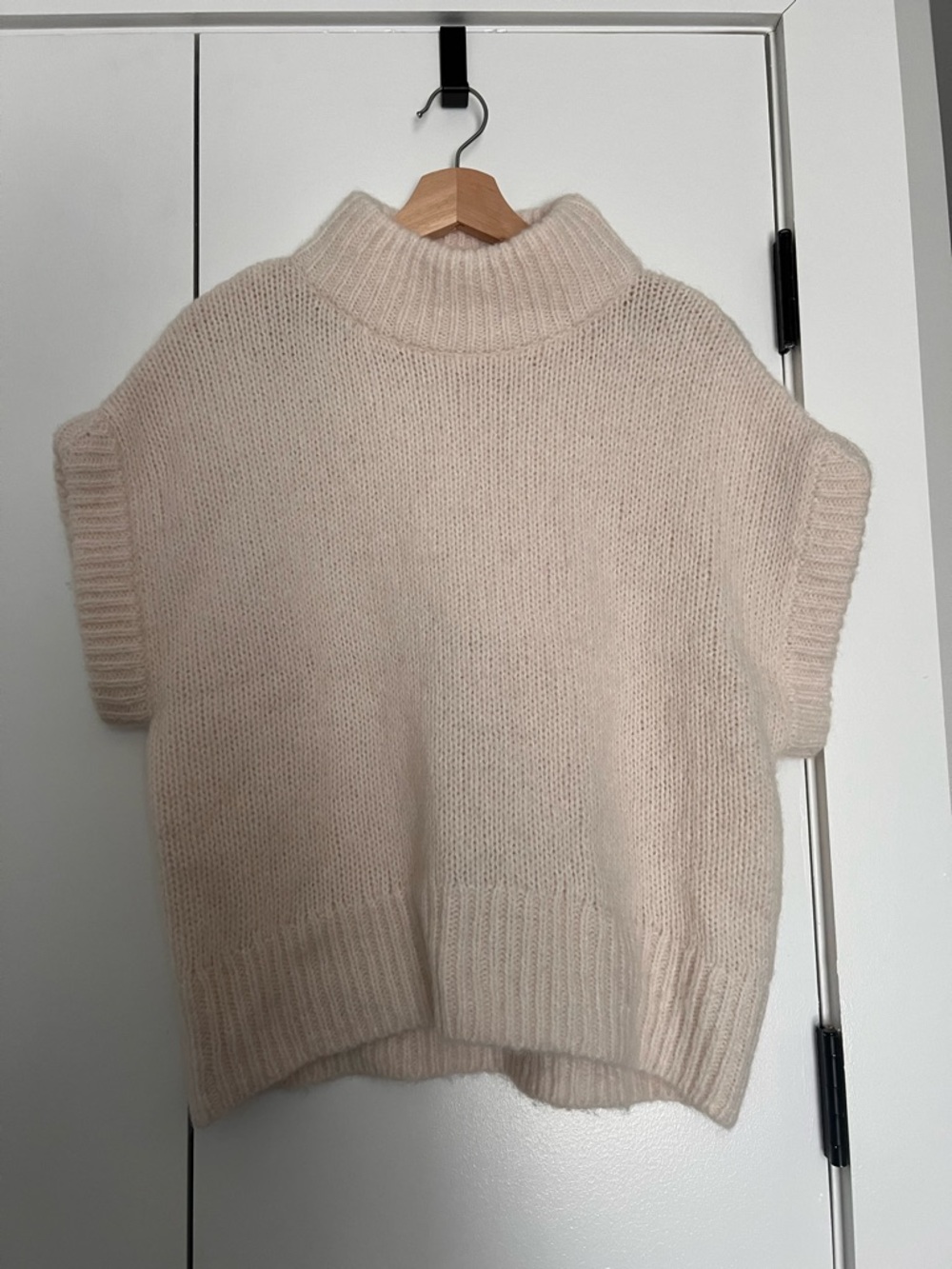 Women’s Cream Short-Sleeve Turtleneck Sweater Vest